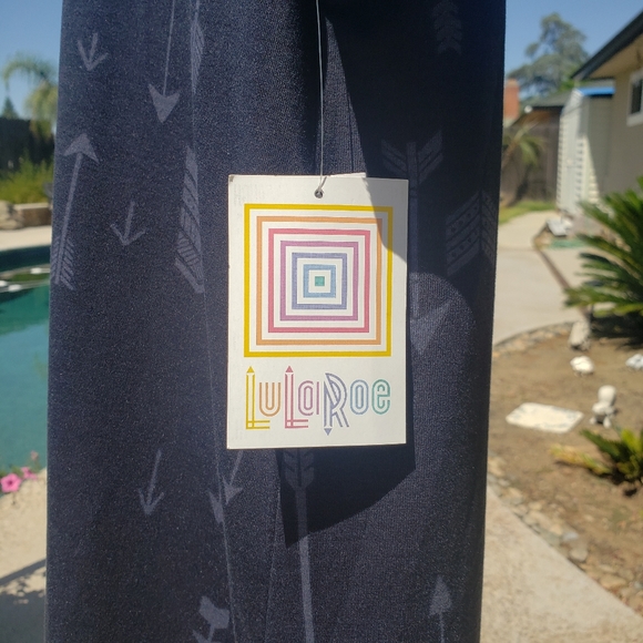 LulaRoe Classic Tee Black Grey Arrows NWT RET $38- - Picture 5 of 11